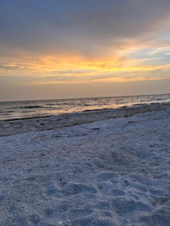 Always Summer On A White Sandy Beach Aparthotel Fort Myers Beach Exteriör bild